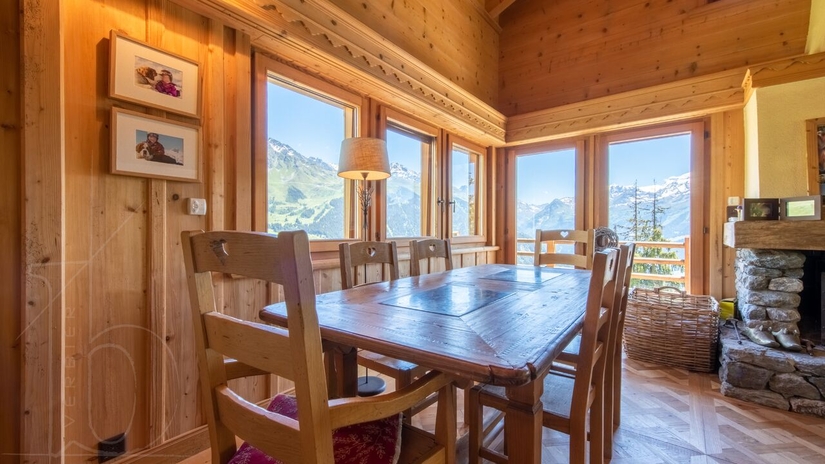Salle à manger en bois avec vue sur les montagnes – Chalet Le Varouet à vendre - Verbier