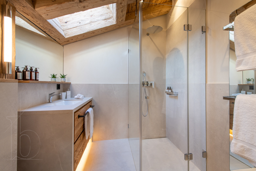 appartement-madelia-verbier-salle-de-bain-miroir-17.jpg
