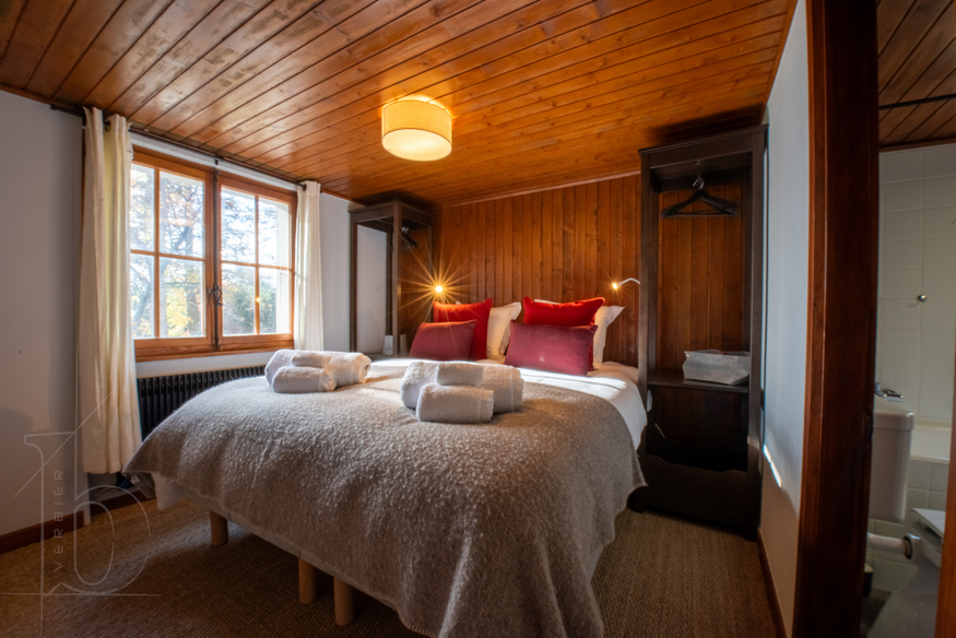 chalet-la-vadrouille-verbier-chambre-double-coussins-17.jpg