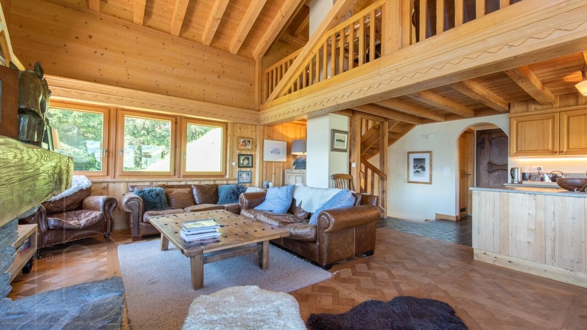 Salon ouvert en bois avec coin cuisine et mezzanine – Chalet Le Varouet à vendre - Verbier