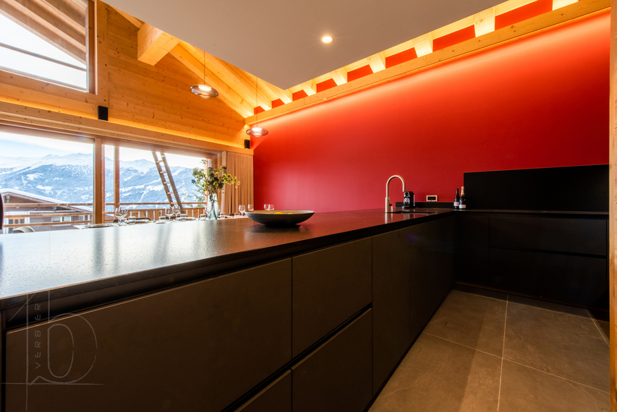 appartement-gran-paradiso-222-verbier-cuisine-noire-vue-fenetres-16.jpg