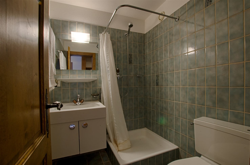 appartement-flaminia-223-224-verbier-salle-de-bain-douche-11.jpg