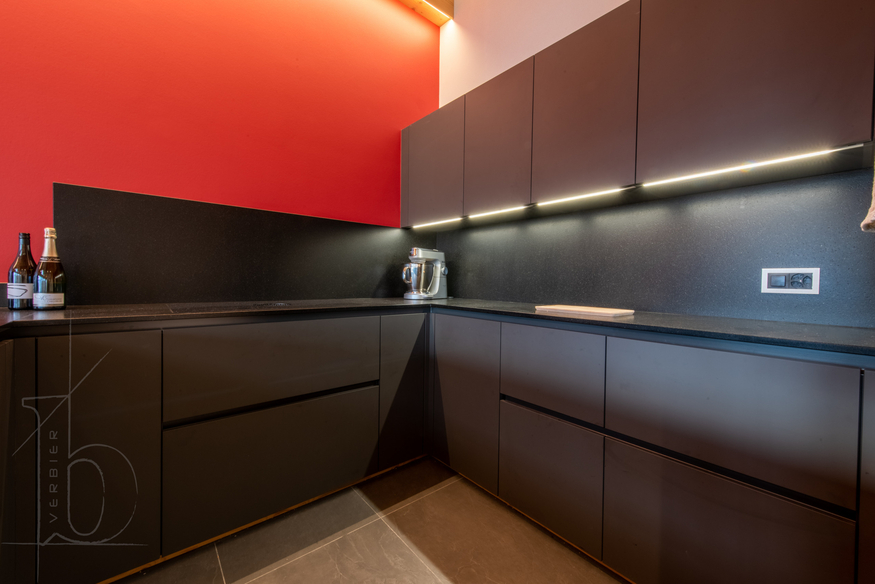 appartement-gran-paradiso-222-verbier-cuisine-noire-mur-rouge-14.jpg