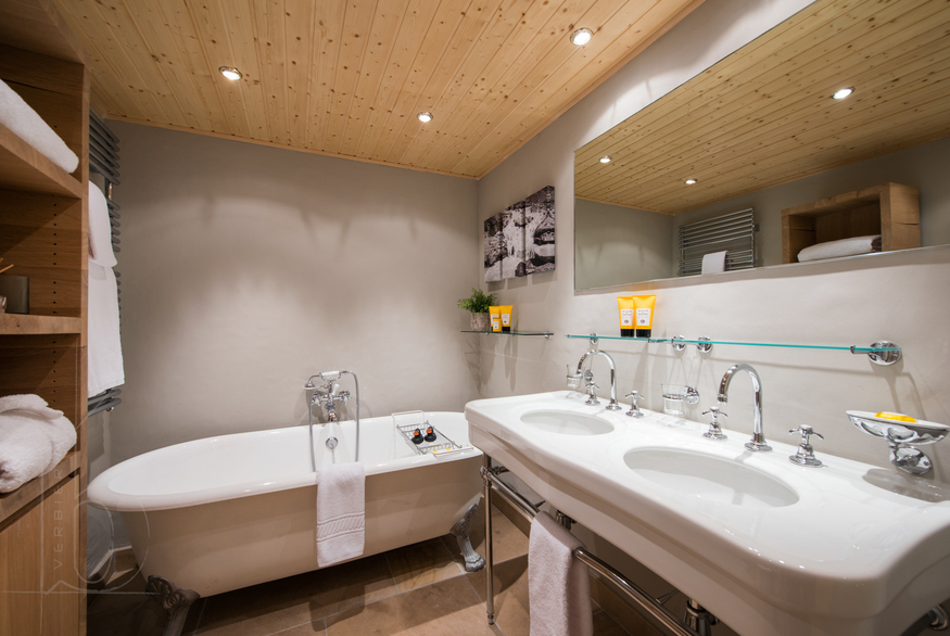 appartement-fleur-de-lin-verbier-salle-de-bain-baignoire-11.jpg