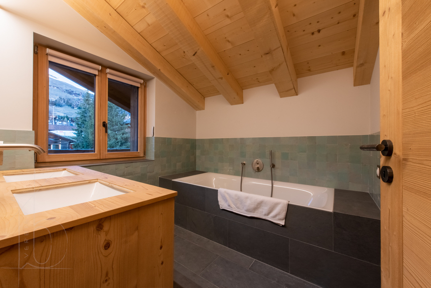 appartement-gran-paradiso-222-verbier-salle-de-bain-baignoire-23.jpg