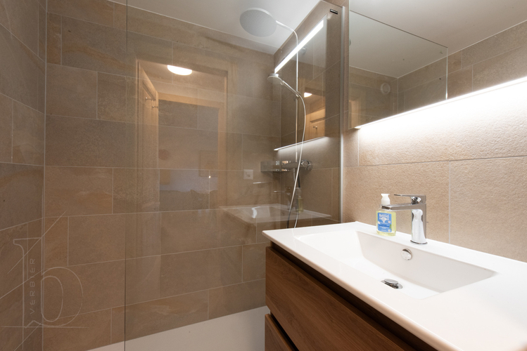appartement-skirama-17-verbier-salle-de-bain-douche-05.jpg