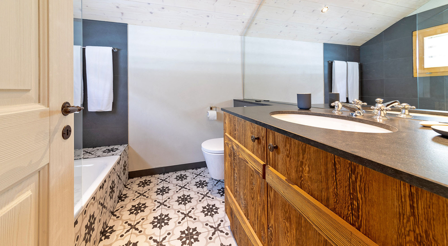 chalet-indama-verbier-salle-de-bain-moderne-vasque-09.jpg