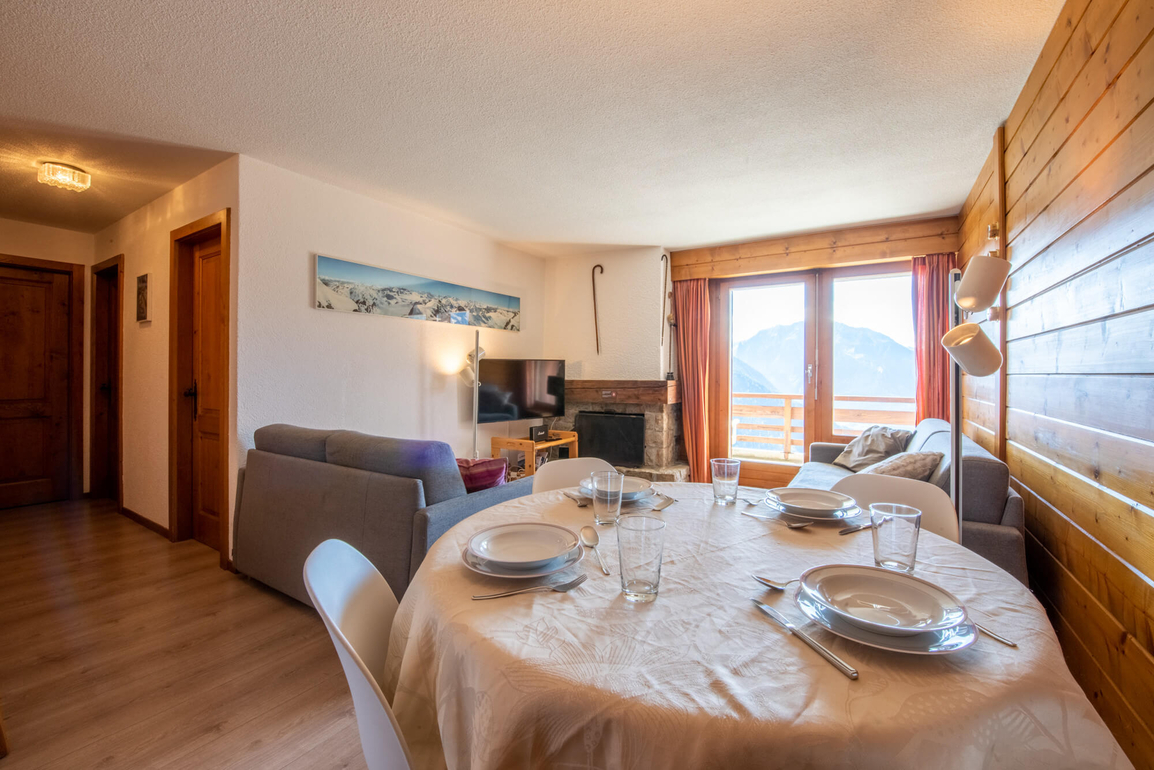 appartement-flaminia-431-verbier-salle-a-manger-table-02.jpg