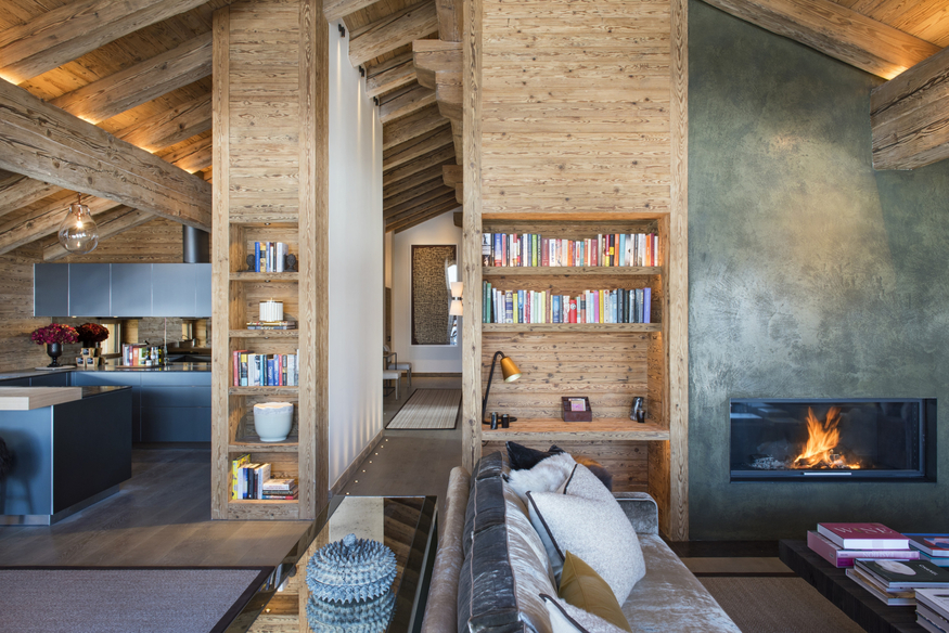 appartement-rosalp-combles-verbier-salon-cheminee-bibliotheque-16.jpg