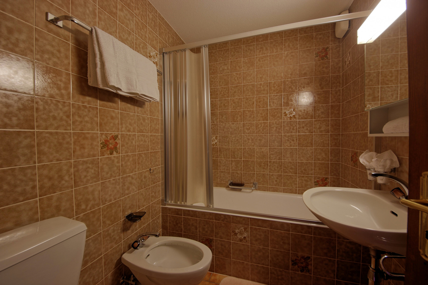 appartement-mondzeu-c271-verbier-salle-de-bain-baignoire-14.jpg