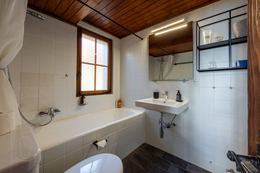 chalet-la-vadrouille-verbier-salle-de-bain-lavabo-douche-20.jpg