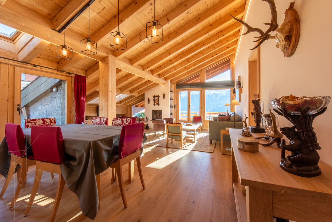 appartement-marjolaine-321-verbier-piece-a-vivre-table-01.jpg
