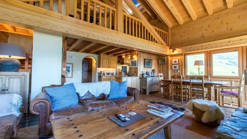 Espace de vie ouvert avec salon, salle à manger et cuisine en bois – Chalet Le Varouet à vendre - Verbier