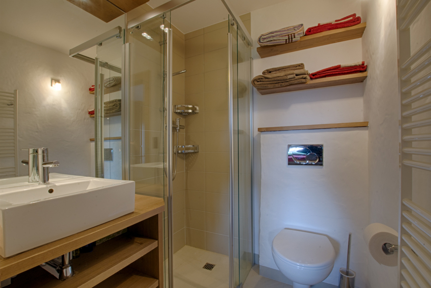 appartement-falaises-112-verbier-salle-de-bain-douche-08.jpg