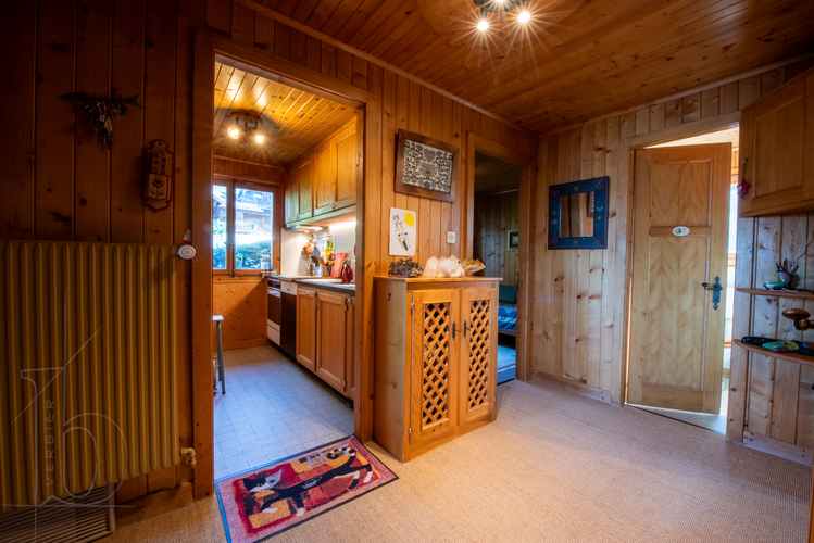 appartement-airelles-1er-verbier-entree-couloir-bois-04.jpg