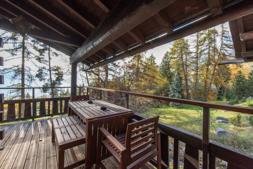 chalet-la-vadrouille-verbier-balcon-table-exterieure-11.jpg