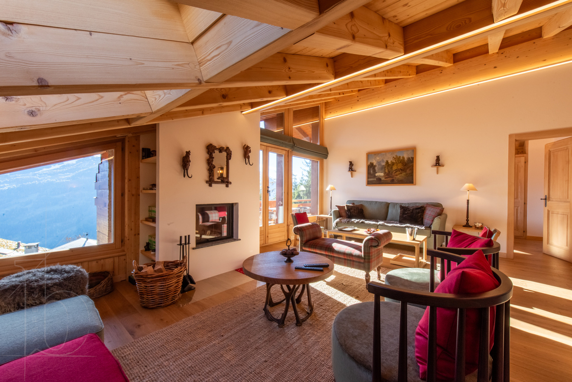 appartement-marjolaine-321-verbier-salon-cheminee-03.jpg