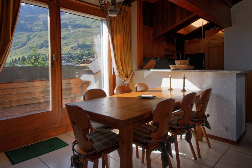 appartement-mondzeu-c271-verbier-salle-a-manger-balcon-07.jpg
