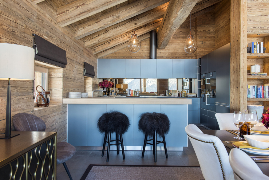 appartement-rosalp-combles-verbier-cuisine-bar-tabourets-15.jpg
