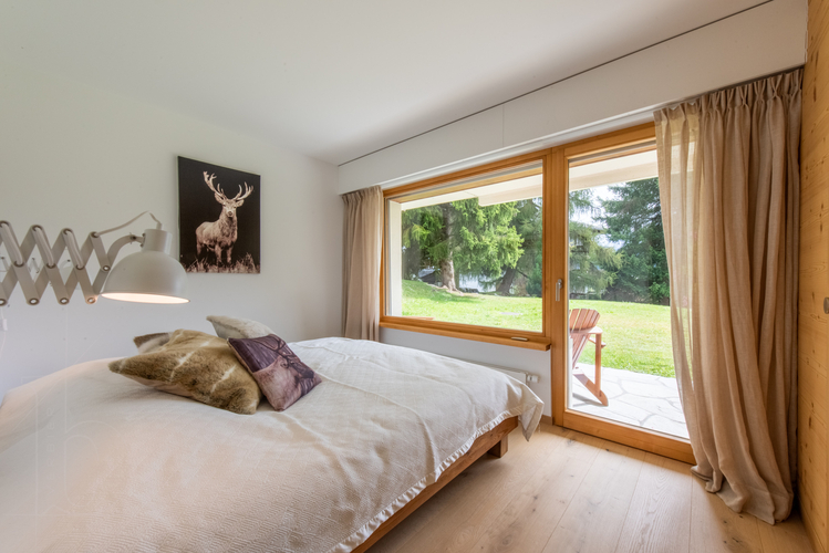 appartement-mirabelles-21-22-verbier-chambre-vue-jardin-05.jpg