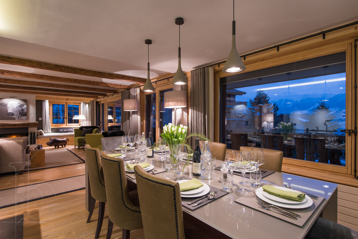 appartement-fleur-de-lin-verbier-salle-a-manger-soir-02.jpg
