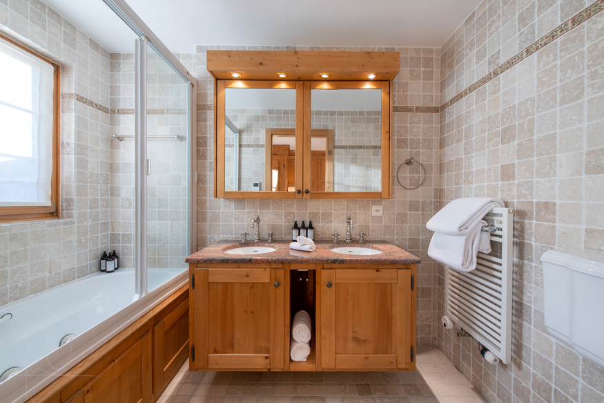 appartement-ivouette-011-verbier-salle-de-bain-baignoire-12.jpg