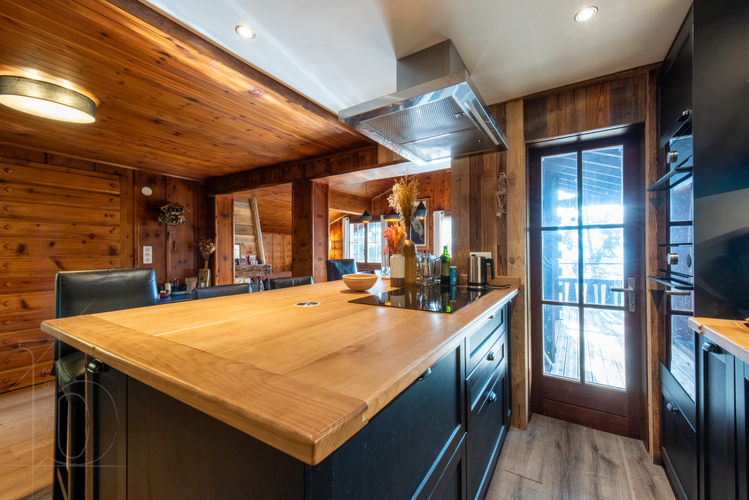chalet-la-vadrouille-verbier-cuisine-ilot-central-06.jpg