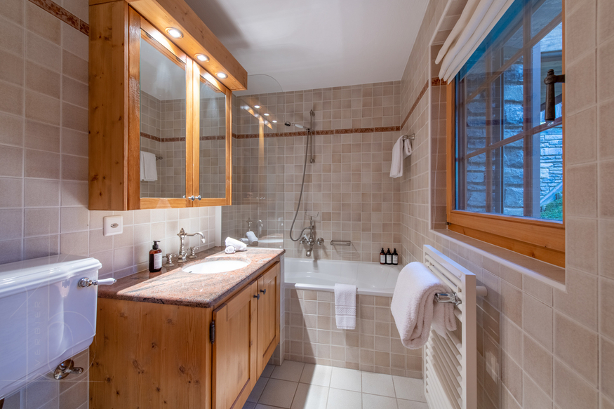 appartement-ivouette-011-verbier-salle-de-bain-vasque-08.jpg
