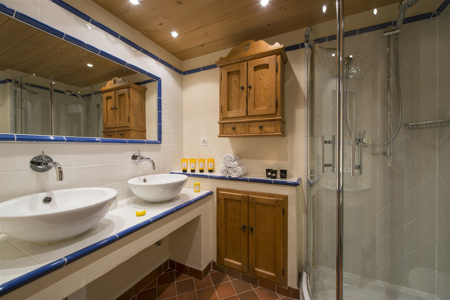chalet-5-roses-verbier-salle-de-bain-lavabos-29.jpg