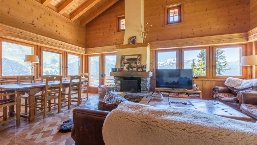 Salon lumineux avec cheminée et vue sur les montagnes – Chalet Le Varouet à vendre - Verbier