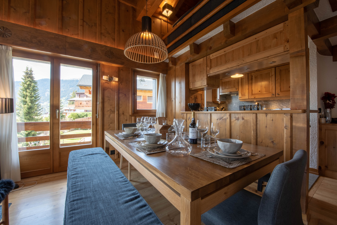 appartement-madelia-221-verbier-table-a-manger-banquette-03.jpg