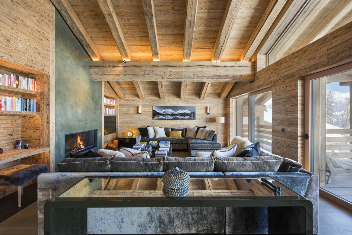 appartement-rosalp-combles-verbier-salon-cheminee-vue-ensemble-02.jpg