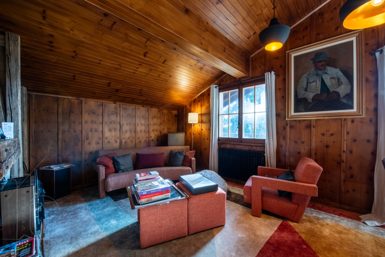 chalet-la-vadrouille-verbier-coin-salon-pres-fenetres-04.jpg