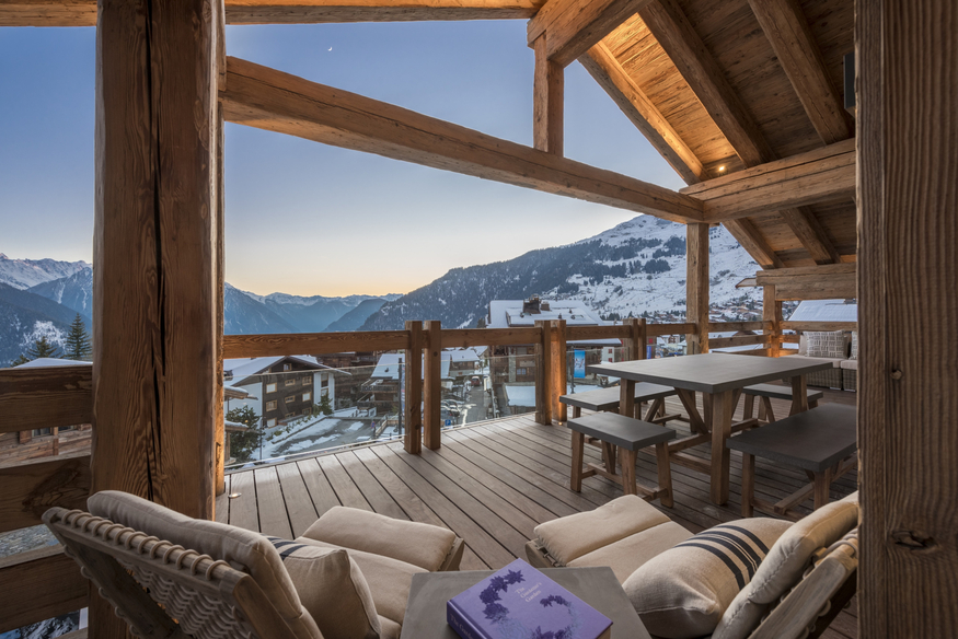 appartement-rosalp-combles-verbier-terrasse-crepuscule-table-28.jpg