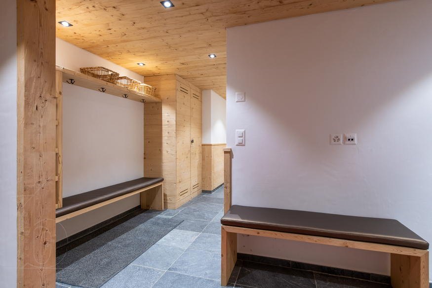chalet-roselle-verbier-entree-vestiaire-09.jpg