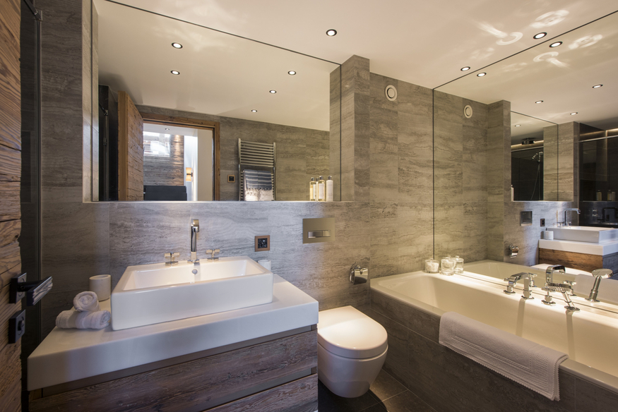 appartement-rosalp-combles-verbier-salle-de-bain-baignoire-spacieuse-09.jpg