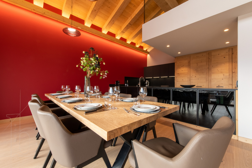 appartement-gran-paradiso-222-verbier-salle-a-manger-mur-rouge-13.jpg