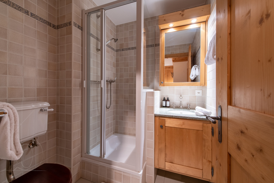 appartement-ivouette-011-verbier-salle-de-bain-douche-11.jpg