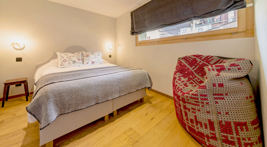 chalet-indama-verbier-chambre-lit-simple-coin-detente-15.jpg