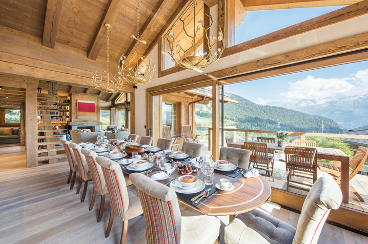 chalet-les-etrennes-verbier-salle-a-manger-table-dressee-04.jpg