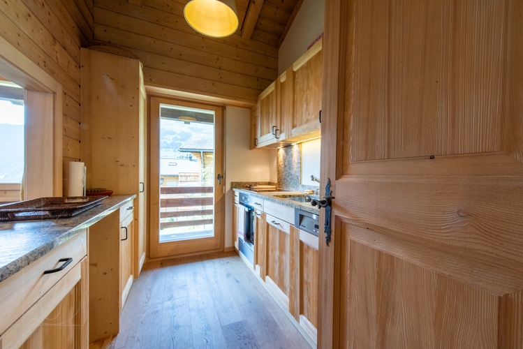 appartement-pelican-259-verbier-cuisine-avec-acces-exterieur-04.jpg
