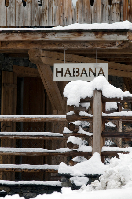 chalet-habana-verbier-detail-facade-enseigne-neige-26.jpg