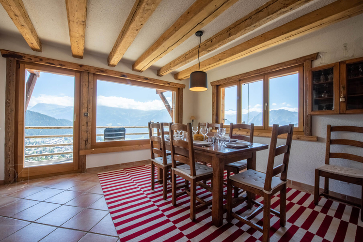 chalet-billabong-verbier-salle-a-manger-vue-fenetres-06.jpg
