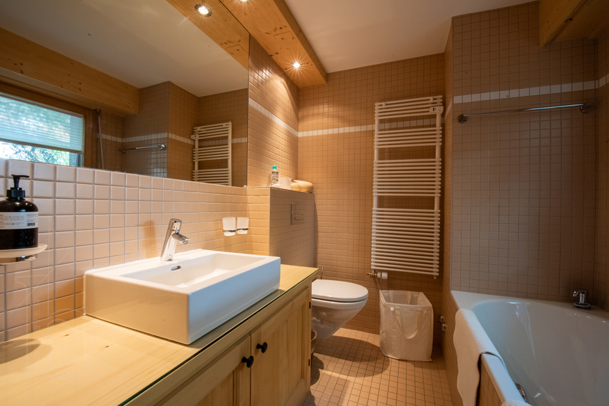 appartement-pelican-259-verbier-salle-de-bain-baignoire-09.jpg
