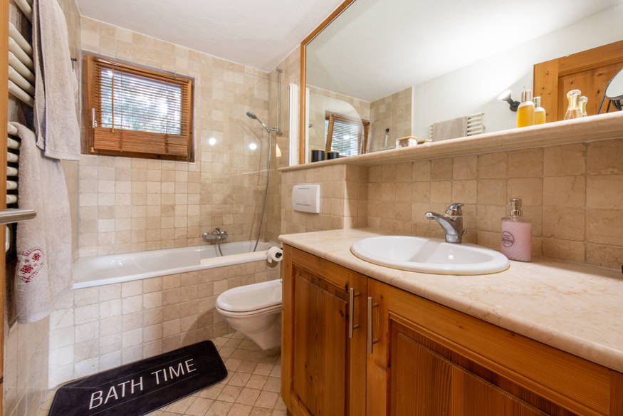 appartement-grande-journee-4-verbier-salle-de-bain-vasque-baignoire-11.jpg