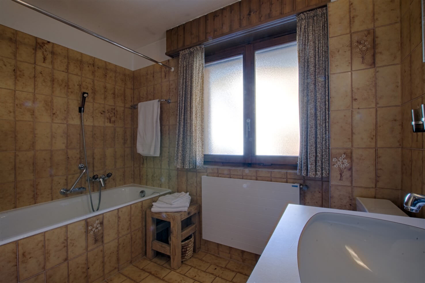 appartement-flaminia-223-224-verbier-salle-de-bain-baignoire-12.jpg