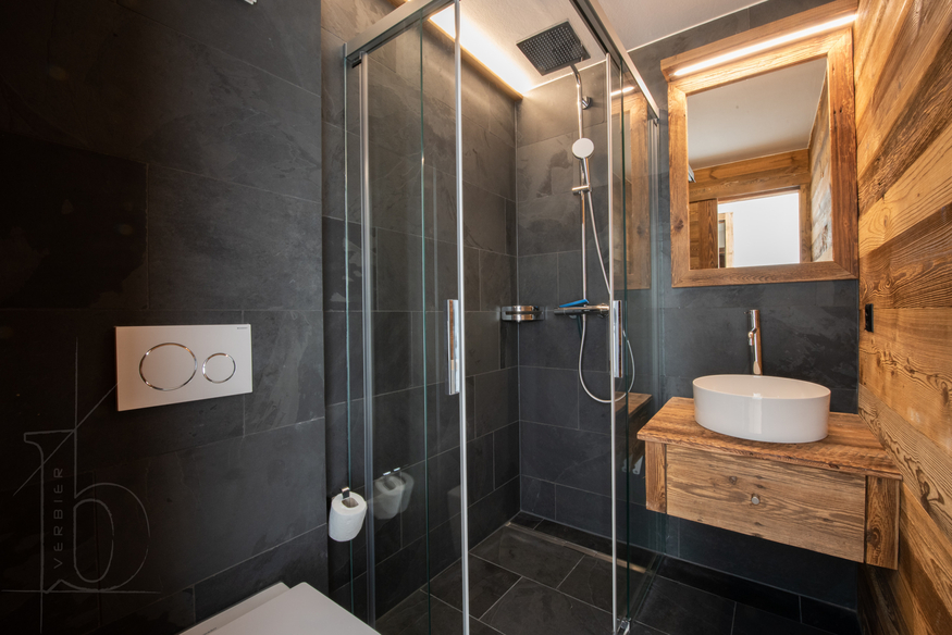 chalet-cortil-verbier-salle-de-bain-douche-vitre-15.jpg