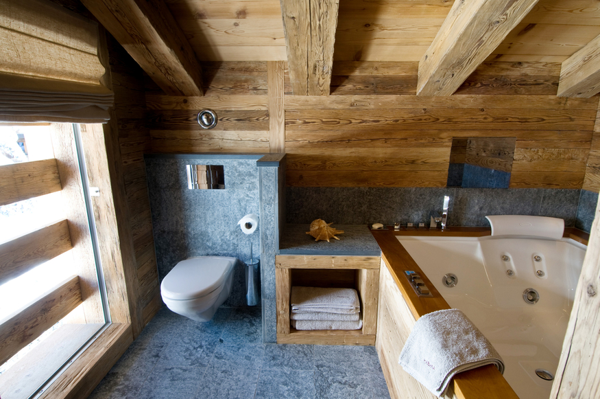 chalet-habana-verbier-salle-de-bain-jacuzzi-poutres-14.jpg