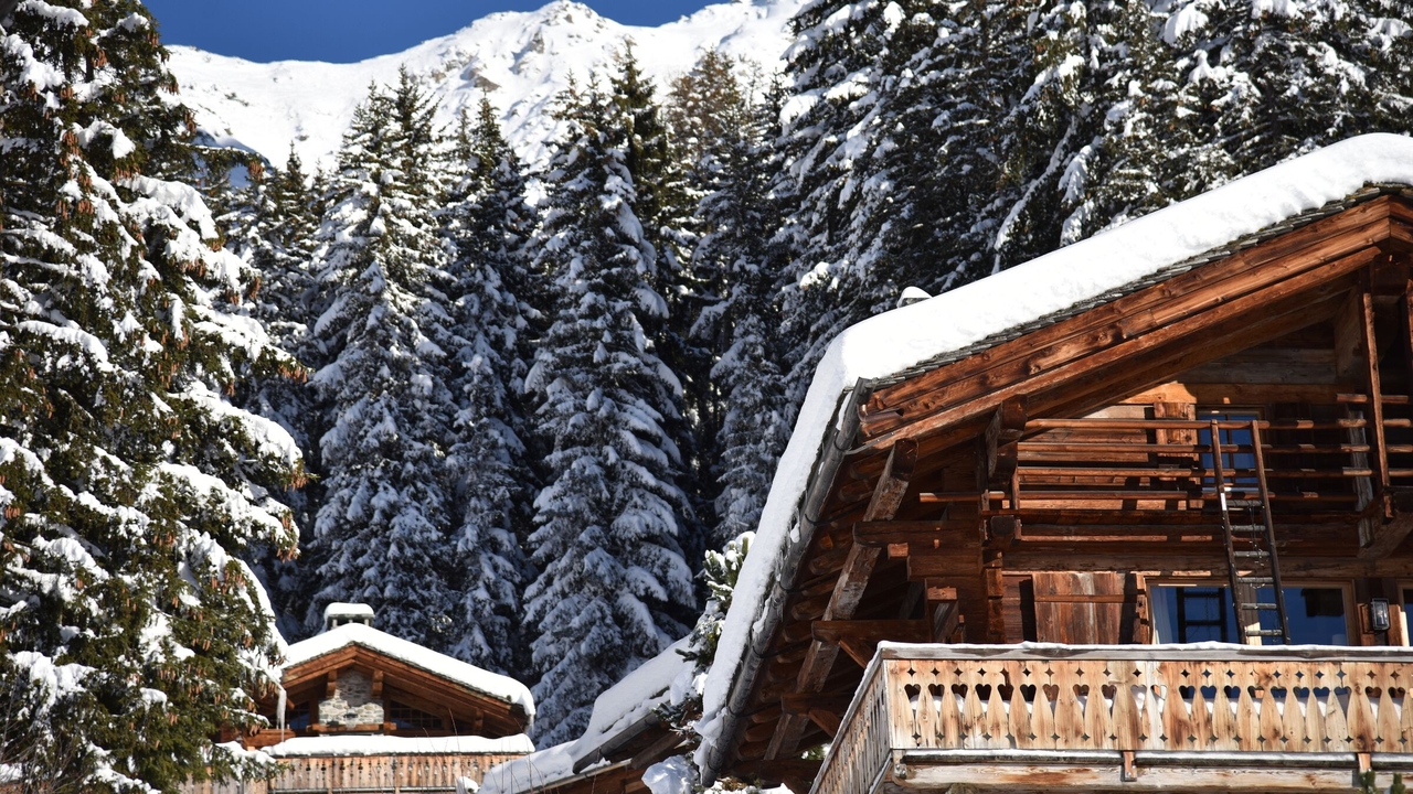 Vue extérieure chalet et forêt enneigée – Chalet Off Market Verbier