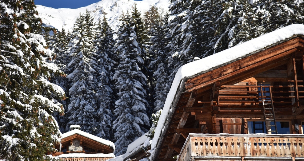 Vue extérieure chalet et forêt enneigée – Chalet Off Market Verbier